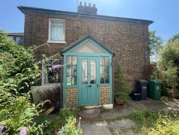 2 bed property, in Redhill RH1, £350,000