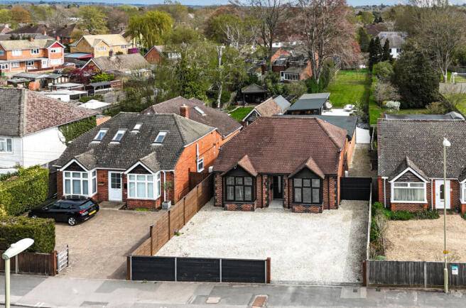 3 bed property, in Fernhill Road, £800,000