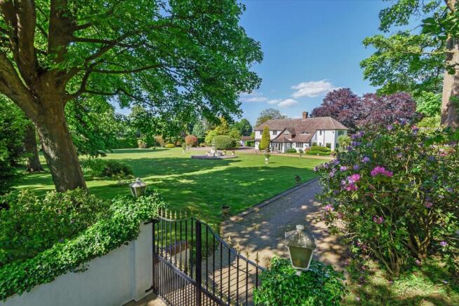 6 bed property, in Rushmore Hill, £2,250,000