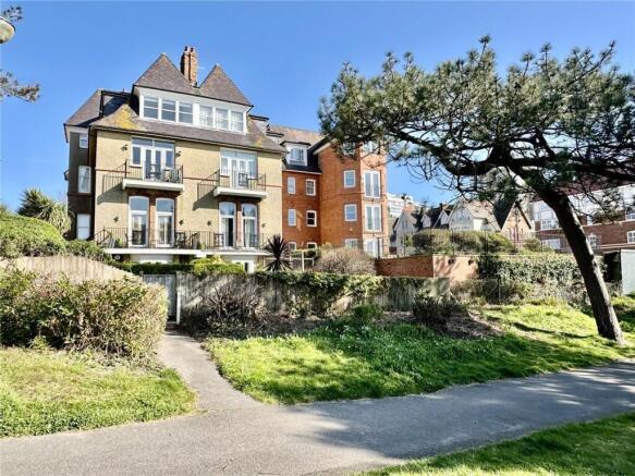 2 bed property, in West Cliff Gardens, £200,000