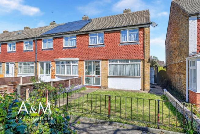 3 bed property, in Wyfields, £450,000