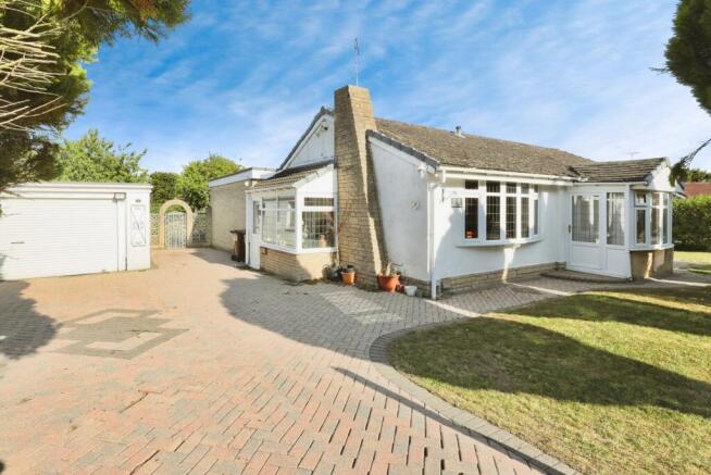 3 bed property, in Manor Close, £375,000