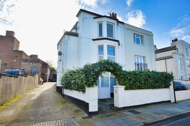 1 bed property, in CENTRAL RYDE, £105,000
