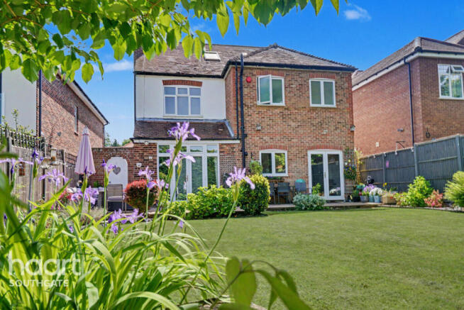 5 bed property, in Spring Court Road, £1,350,000
