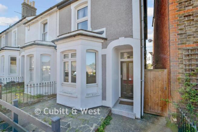 3 bed property, in Yorke Road, £725,000