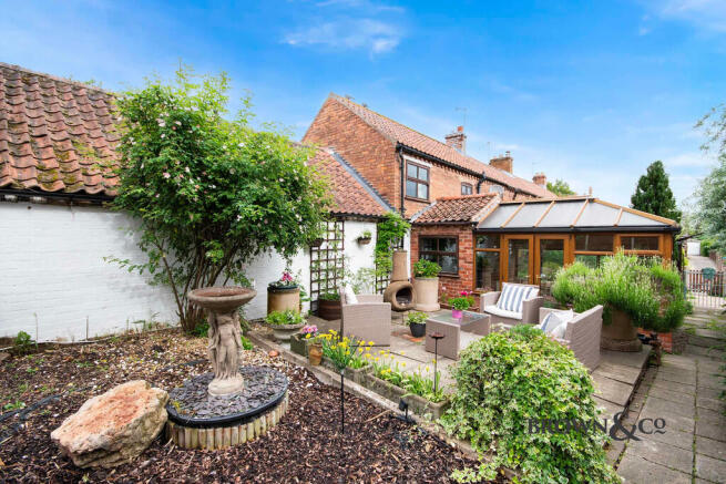 2 bed property, in High Mount, £225,000
