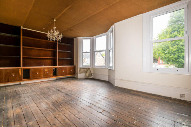 2 bed property, in Avondale Road, £300,000