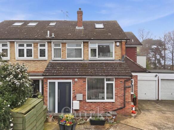 3 bed property, in The Knoll, £575,000