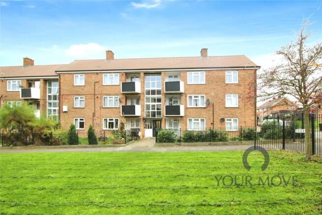 2 bed property, in The Fairway, £135,000
