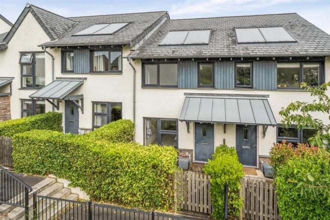 2 bed property, in Tremlett Grove, £285,000