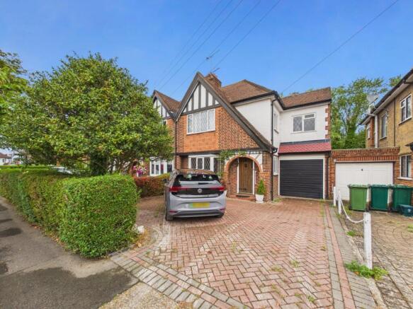 4 bed property, in Village Way, £610,000