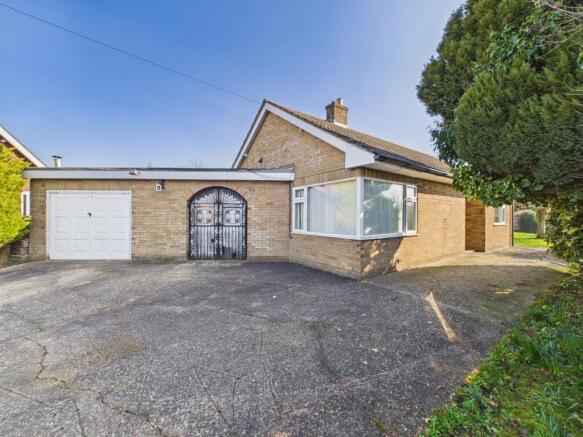 2 bed property, in Grangelands, £230,000