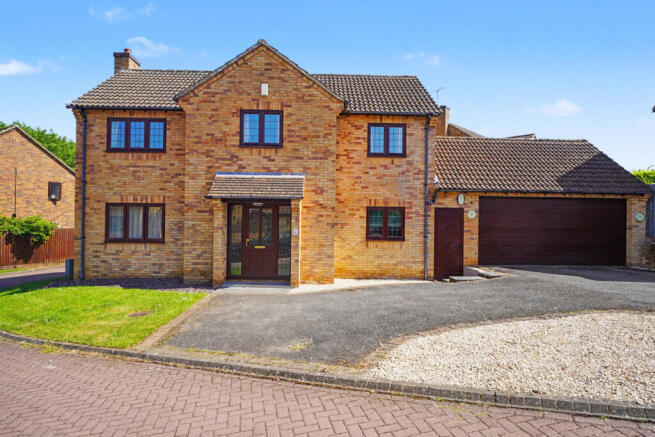 4 bed property, in Huntsmead, £425,000