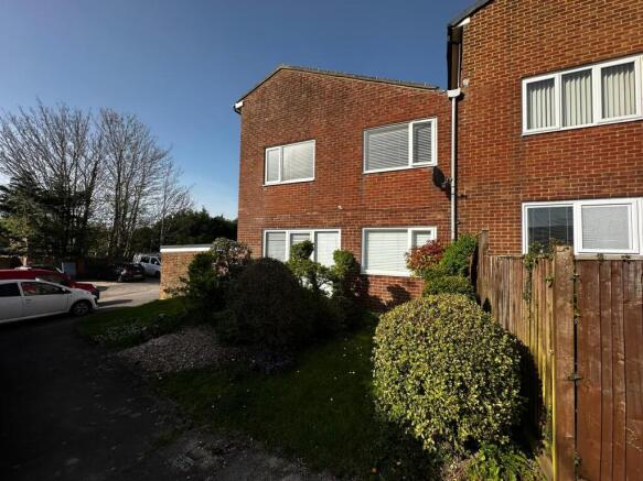 3 bed property, in First Avenue, £325,000