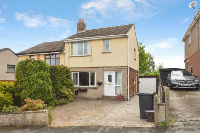 2 bed property, in Healey Wood Road, £260,000