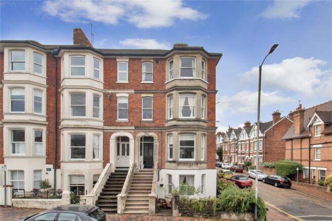 2 bed property, in Grove Hill Road, £350,000