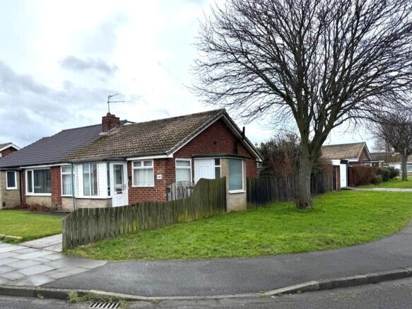 2 bed property, in Castle Road, £120,000