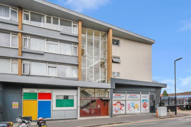 1 bed property, in Wall End Road, £160,000