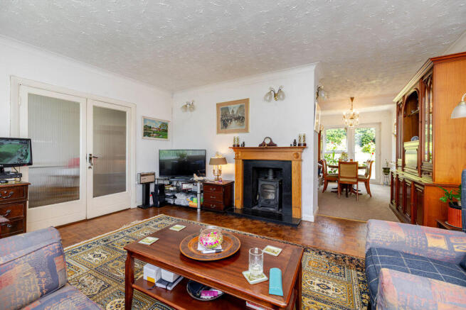 2 bed property, in Lagham Park, £500,000