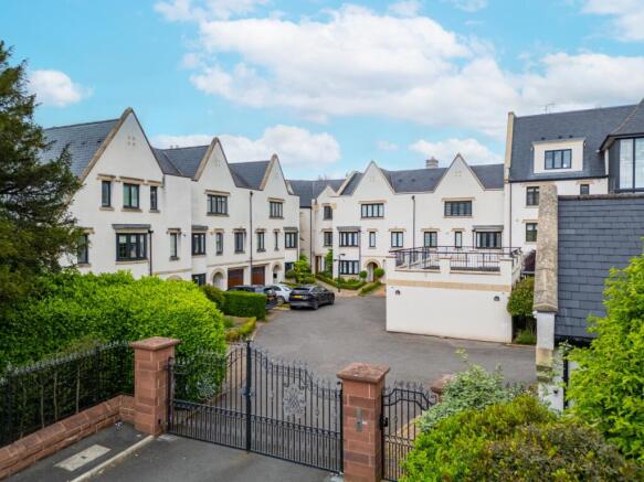 4 bed property, in 5 Oak Bank, £825,000