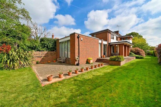 4 bed property, in Slough Road, £875,000