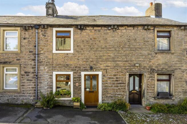 2 bed property, in 2 Baynes Cottages, £195,000