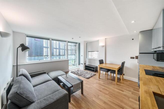 2 bed property, in West Point, £250,000