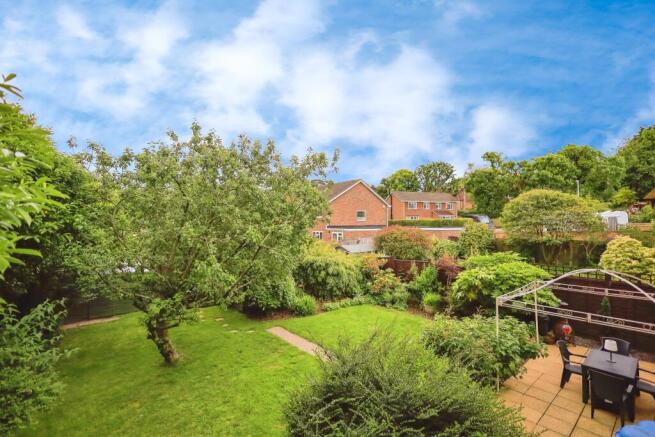 5 bed property, in Pages Hill, £550,000