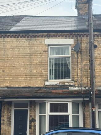 2 bed property, in Allen Street, £95,000