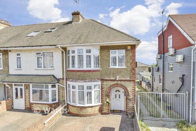3 bed property, in Sunnymead Avenue, £325,000