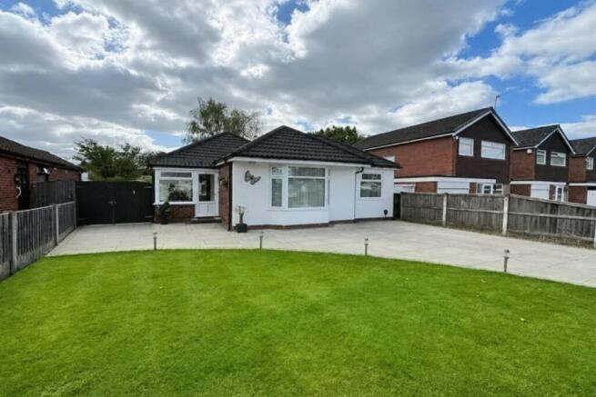 4 bed property, in Stoneleigh Avenue, £600,000
