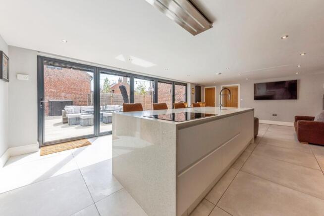 7 bed property, in Main Street, £850,000