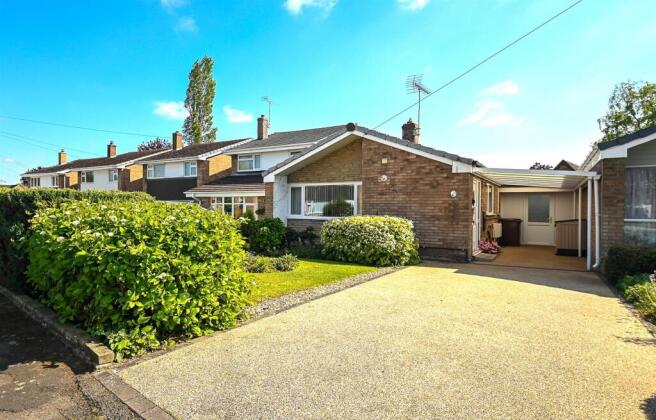 2 bed property, in Hollys Road, £275,000