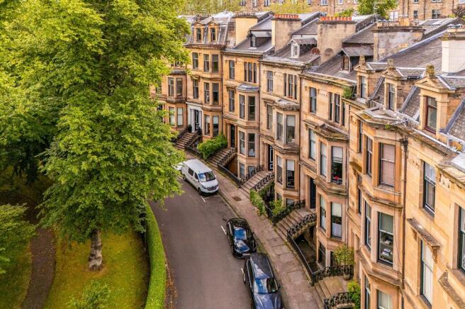 2 bed property, in Athole Gardens, £550,000