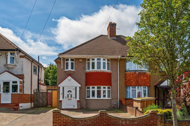 3 bed property, in Wricklemarsh Road, £680,000