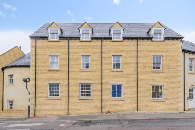 2 bed property, in Chipping Norton, £215,000