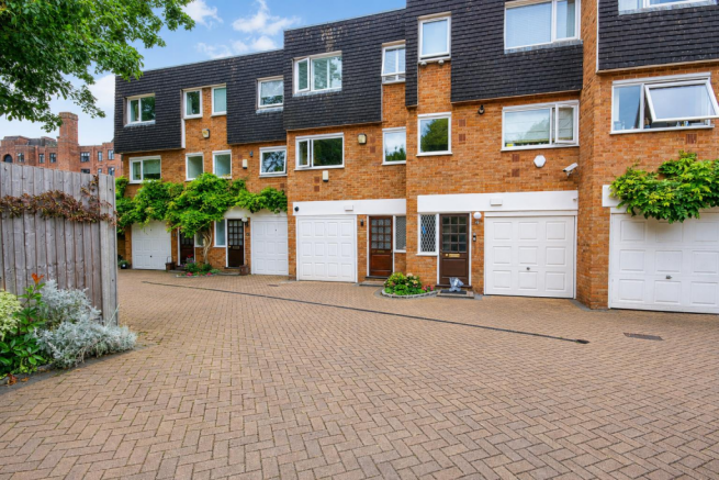 4 bed property, in Westleigh Avenue, £925,000