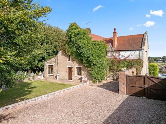 3 bed property, in Leas Avenue, £450,000