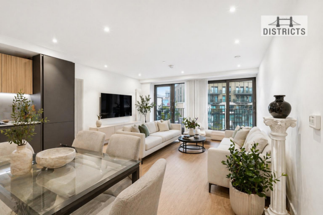 3 bed property, in Western Gateway, £575,000