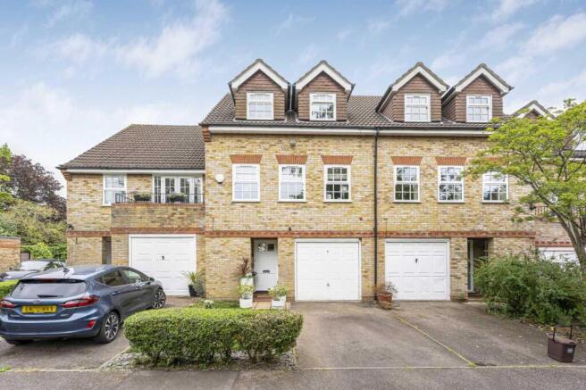 4 bed property, in Lichfield Close, £800,000