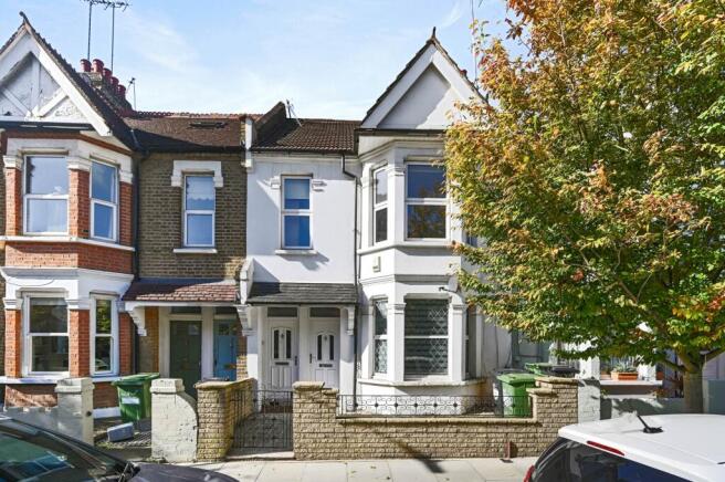 2 bed property, in Eynham Road, £620,000
