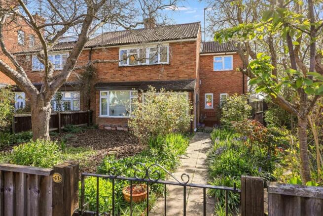 4 bed property, in Hinton Avenue, £825,000
