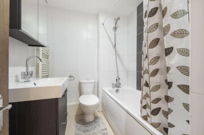 2 bed property, in High Street, £300,000
