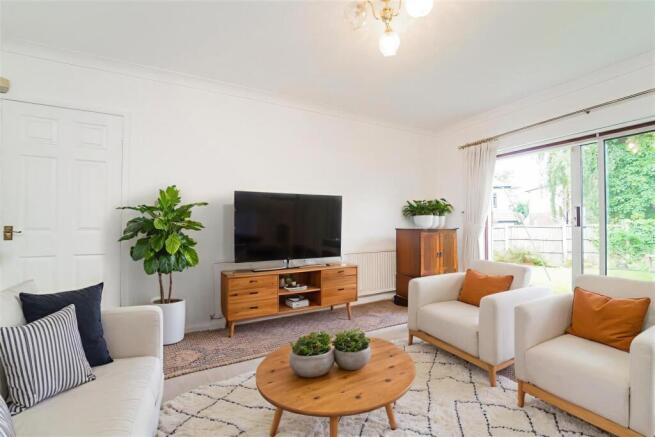 1 bed property, in Colville Drive, £200,000