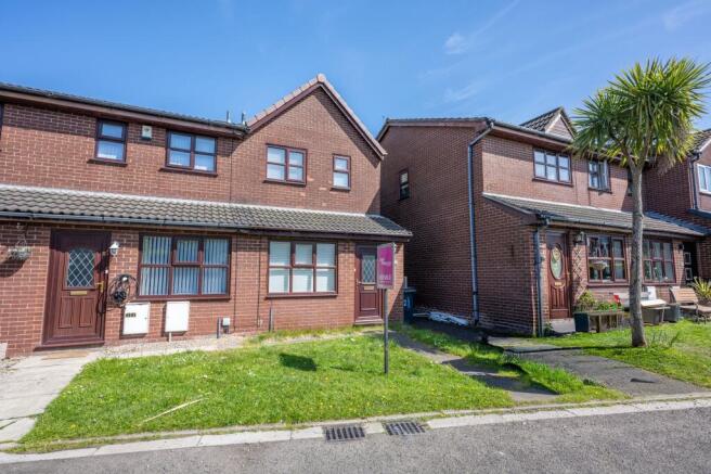 2 bed property, in Sanfield Close, £179,500
