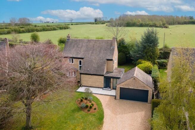 4 bed property, in Weares Close, £650,000