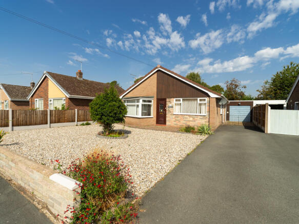 2 bed property, in Foxleigh Grove, £265,000