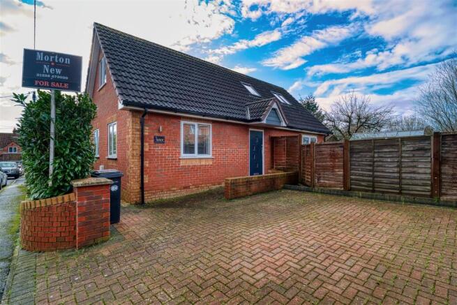 3 bed property, in Overcombe, £300,000