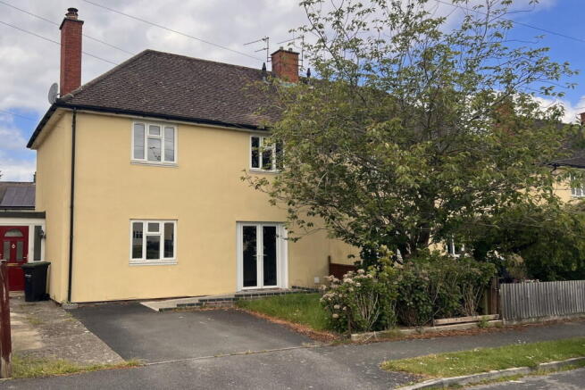 3 bed property, in Waylands, £140,000