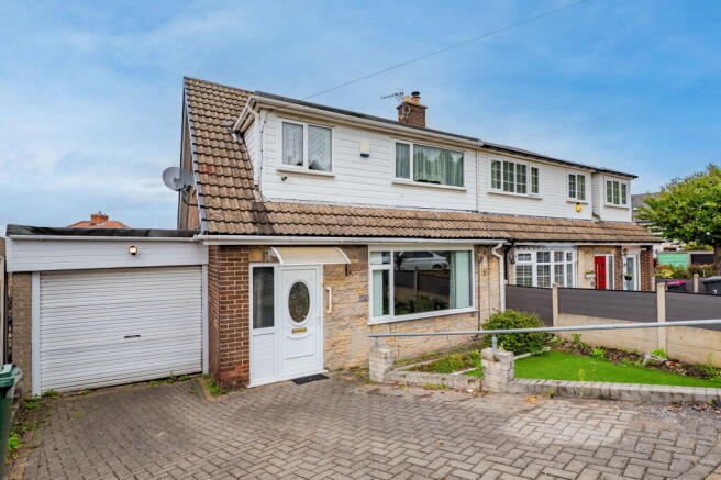 3 bed property, in Vicarage Close, £160,000